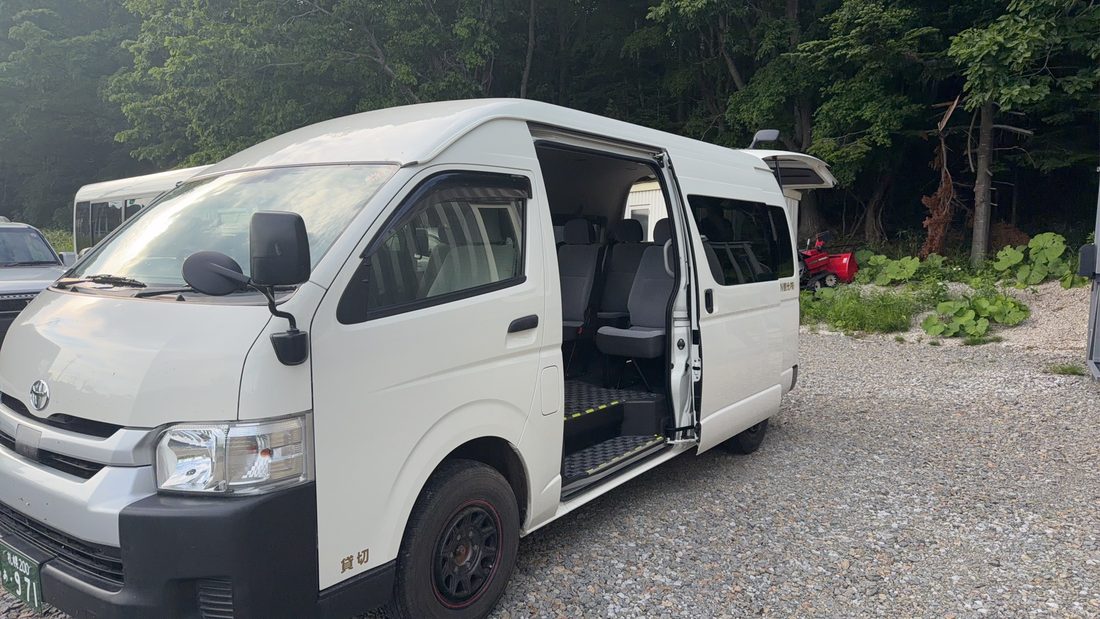 Toyota HIACE 10 座小巴